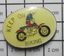711E Pin's Pins / Beau Et Rare / MOTOS / MOTARD KEEP ON BIKING And Polluting The Planet ! - Moto