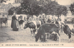 MOEURS ET TYPES BRETONS - Vaches Bretonnes - Coin De Marché En Bretagne - Très Bon état - Autres & Non Classés