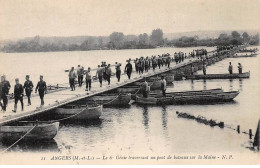 ANGERS - Le 6e Génie Traversant Un Pont De Bateaux Sur La Maine - Très Bon état - Angers