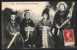 AK Anciens Costumes Des Paysannes Du Velay, Frauen In Trachten Mit Geklöppelten Spitzen  - Autres & Non Classés