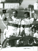 Photo Rennfahrer John Watson Und Jan Lammers, Sieg, Pokal - Other & Unclassified