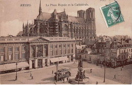 REIMS - La Place Royale Et La Cathédrale - Très Bon état - Reims