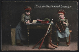 AK Zwei Kleine Soldaten Mit Ziehharmonika Am Tisch  - Guerre 1914-18