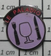 711E Pin's Pins / Beau Et Rare / ALIMENTATION / RESTAURANT LE PALADIO VERRE COUTEAU FOURCHETTE - Alimentación