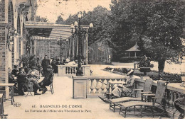 BAGNOLES DE L'ORNE - La Terrasse De L'Hôtel Des Thermes Et Le Parc - état - Bagnoles De L'Orne