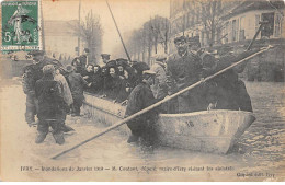 IVRY - Inondations De Janvier 1910 - M. Coutant Visitant Les Sinistrés - état - Ivry Sur Seine