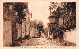 NEAUPHLE LE CHATEAU - La Grande Rue Vers La Descente - Très Bon état - Neauphle Le Chateau