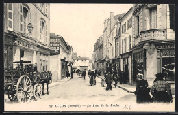 CPA Lucon, La Rue De La Roche, Vue De La Rue  - Lucon