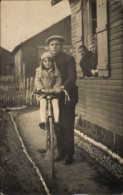 Photo CPA Mann Bringt Seiner Tochter Radfahrer Bei, Fahrrad - Autres & Non Classés