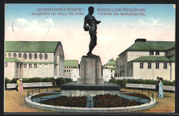 AK Dresden, Internationale Hygiene-Ausstellung 1911, Sportplatz Mit Ballwerfer U. Halle Für Sportkleidung  - Tentoonstellingen