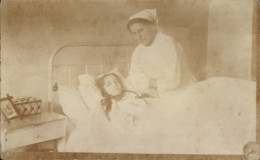 Photo CPA Mädchen Im Krankenbett, Krankenschwester - Autres & Non Classés