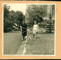 Orig. Foto 60er Jahre, Süßes Mädchen In Kurzen Hosen, Sweet Young Girl, Teenager In Shorts With Little White Dog - Personnes Anonymes