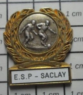 711E Pin's Pins / Beau Et Rare / SPORTS / CLUB FOOTBALL ESP SACLAY-AMOLETTE - Calcio