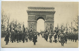 CPSM  8,2/8,6 X 13.8  L'armée Française Avant 1939  (1)   11 Novembre Les Drapeaux Des Régiments Dissous - Personajes