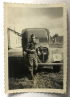 Photographie Ancienne - Soldat Armée Française Devant Camionnette PEUGEOT DK5J ? - Guerre, Militaire