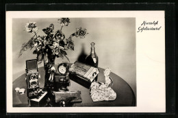 AK Ein Fotoapparat Von Rolleiflex Auf Einem Tisch Neben Rosen, Zigarren Und Anderem  - Autres & Non Classés