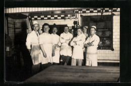 Foto-AK Bäckerlehrlinge In Der Küche  - Autres & Non Classés