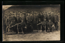 Foto-AK Gruppenbild Soldaten Mit MG  - War 1914-18