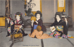 P-24-Mi-Is-2355 : A DAY'S LIFE OF THE JAPANESE GIRLS. PRACTICING THE ARTS AT HOME - Autres & Non Classés