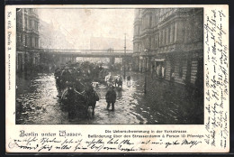 AK Berlin-Kreuzberg, Hochwasser 14.4.1902, Überschwemmung In Der Yorkstrasse, Beförderung über Den Strassendamm  - Inondazioni