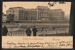 AK Dresden-Neustadt, Königl. Finanz-Ministerium Mit Passanten  - Dresden