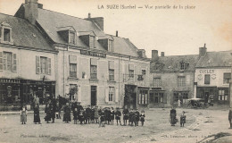 CPA La Suze-Vue Partielle De La Place      L2926 - La Suze Sur Sarthe