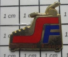 711E Pin's Pins / Beau Et Rare / MARQUES / CHAUSSURE DE SKI SF - Marcas Registradas
