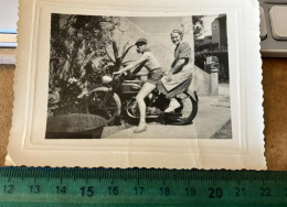 REAL PHOTO  Deux Femmes Sont Assises Sur Une Moto - Motocyclette Mobylette 1950 - Auto's