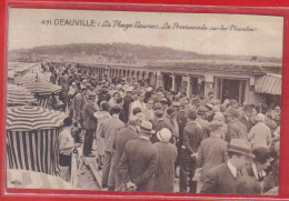 Carte Postale 14. Deauville  Promenade Sur Les Planches   Très Beau Plan - Deauville