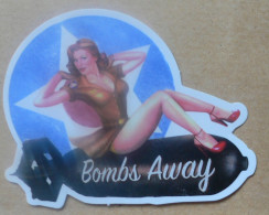FEMME / SEXY / PIN-UP : AUTOCOLLANT BOMBS AWAY ! N° 2 - Autocollants