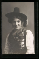Foto-AK Eine Junge Frau In Tiroler Tracht, Mit Einem Hut  - Unclassified
