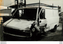CAMIONETTE   ACCIDENTEE  PHOTO ORIGINALE 11 X 7.50 CM - Automobiles