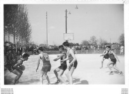 MATCH DE BASKETBALL BASKET LES ABRETS ISERE PHOTO ORIGINALE  12 X 8 CM CACHET PHOTOGRAPHE AU VERSO - Sport