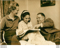 LE ROMANCIER ANGLAIS LAWRENCE DURREL EN FAMILLE EN 1961 PHOTO KEYSTONE 24 X 18 CM - Personalidades Famosas