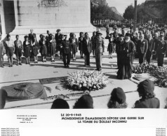 LE 20/09/1945 MONSEIGNEUR DAMASKINOS DEPOSE UNE GERBE AU SOLDAT INCONNU  PHOTO MINISTERE DE LA GUERRE 22X17 CM - Guerre, Militaire