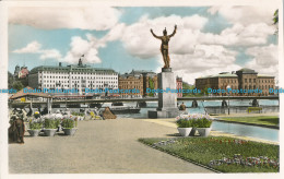 R009972 Stockholm. Stromparterren Med Grand Hotel Och Nationalmuseum I Bakgrunde - Monde