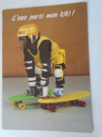 D203156 CPM   CHIMPANZE -Chimpanzee - C'est Parti Mon Kiki! - Skate Skating - Lill's Performing Chimps Auburn Calif. - Apen