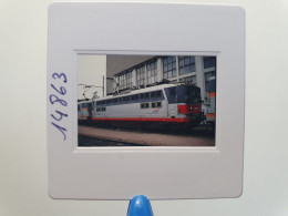 Photo Diapo Diapositive Slide Originale TRAINS Wagon Locomotive Electrique SNCF BB 25537 à VSG Le 25/02/1998 VOIR ZOOM - Dias