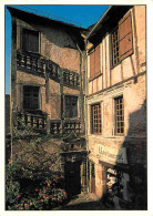 12 - Conques En Rouergue - Etrange Mélange Dans Une Vieille Maison à Colombage Avec Une Porte Du XVIIe S Et Un Escalier  - Other & Unclassified