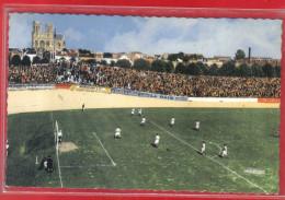 Carte Postale 51. Reims  Le Stade De Football Et Le Populaires  Très Beau Plan - Reims