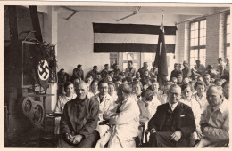 WWII Arbeitsbesprechung Im Saal Mit Hakenkreuz Fahne  8,5 X 13 - Guerra, Militari