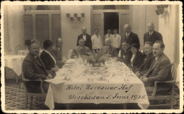 Photo CPA Wiesbaden In Hessen, Hotel Nassauer Hof, Juni 1935, Gäste Am Tisch - Autres & Non Classés