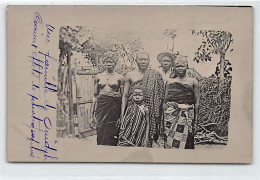 Bénin - NU ETHNIQUE - Une Famille De Ouidah - CARTE PHOTO C. AVRIL 1909 Photographe M. Cuvellier, Administrateur - Benin