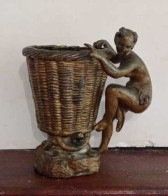 Sculpture Bronze Faune S'agrippant à Un Vase Posé Sur Tortue Et Serpent - Bronzi
