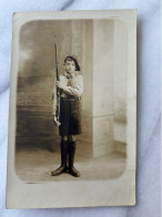 Photo Carte Enfant In Uniform Fusil - Guerra 1914-18