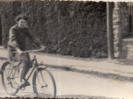 Photo Vintage Paris Snap Shop -femme Women Bicyclette Bicycle  - Autres & Non Classés