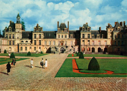 FONTAINEBLEAU - Le Château Et La Cour - Fontainebleau
