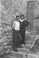 Photographie Photo Vintage Snapshot Mère Fils Mother Son Held Sailor - Personnes Anonymes