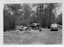 Photographie Photo Vintage Snapshot Famille Picnic Voiture Family Car - Personnes Anonymes