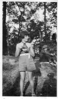 Photographie Photo Vintage Snapshot Fillette Teen Enfant Child  - Personnes Anonymes